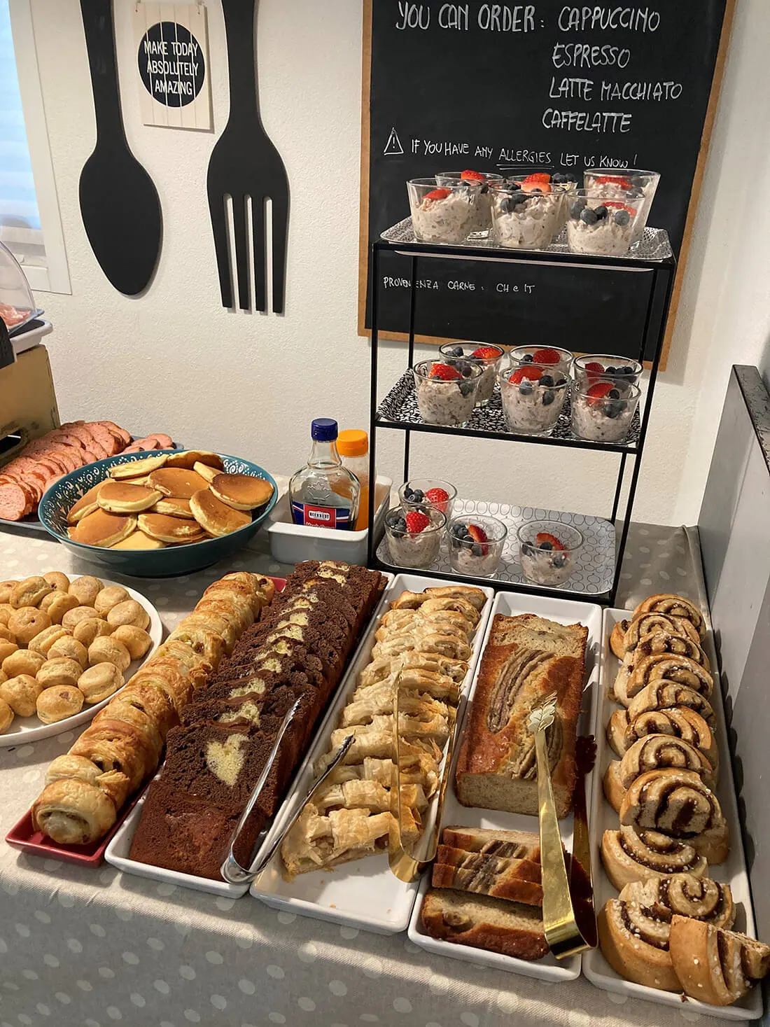 Torte e brioche sul buffet del brunch