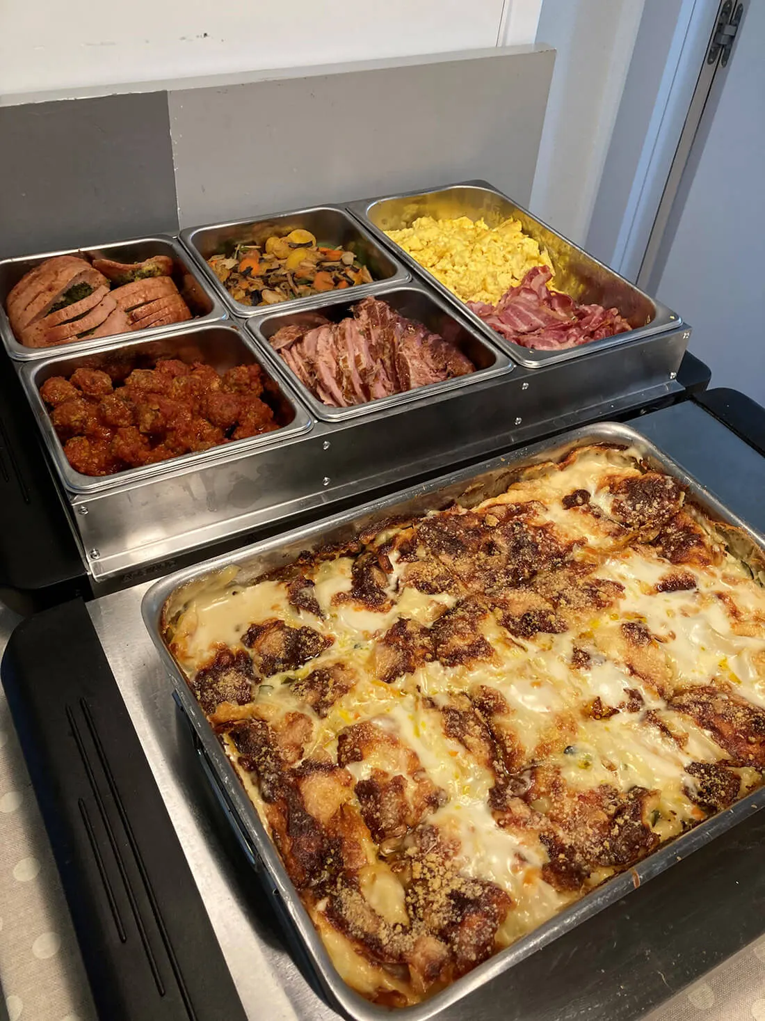 Lasagne e piatti caldi del brunch
