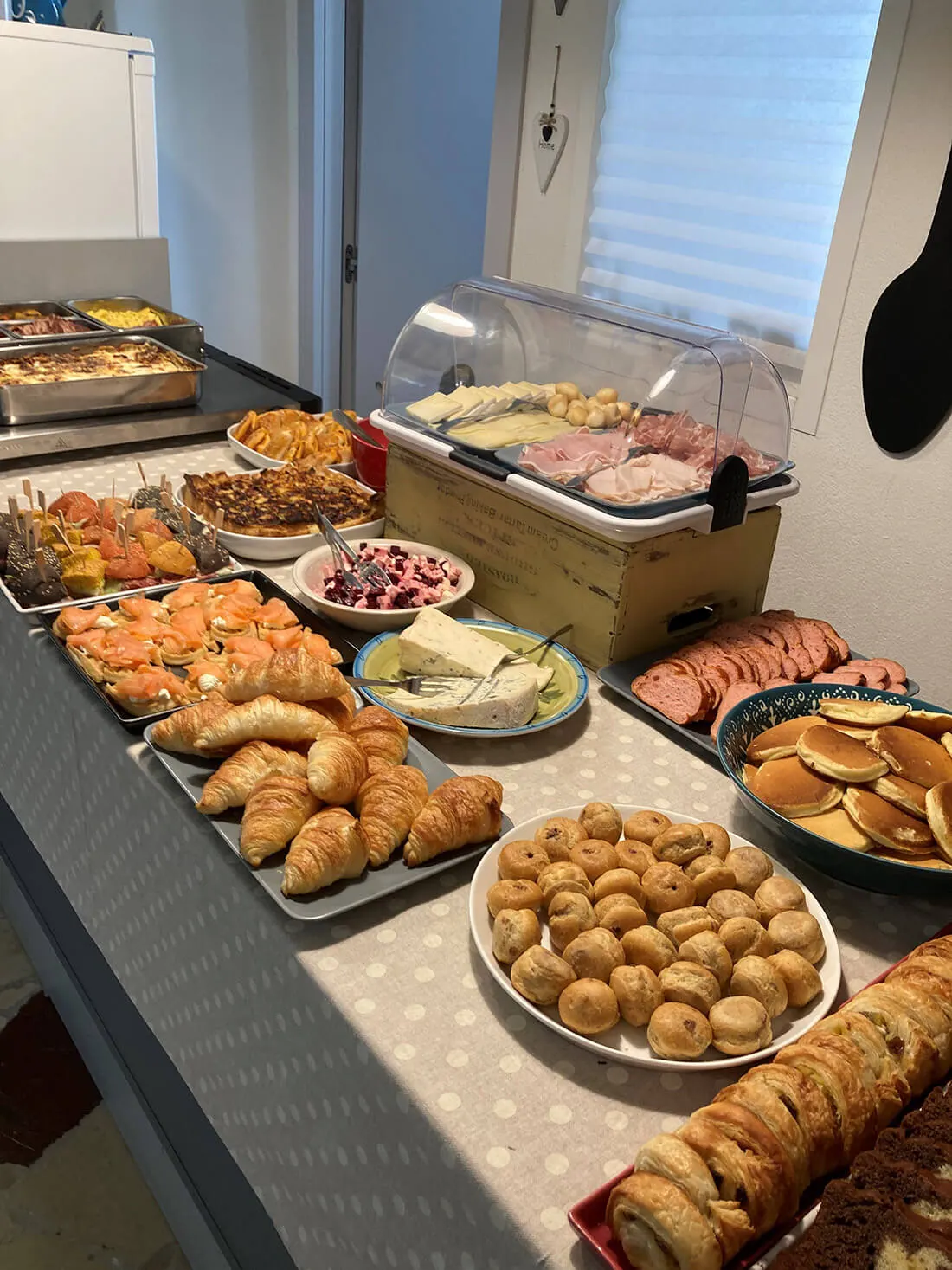 Croissant e dolci sul banco del brunch