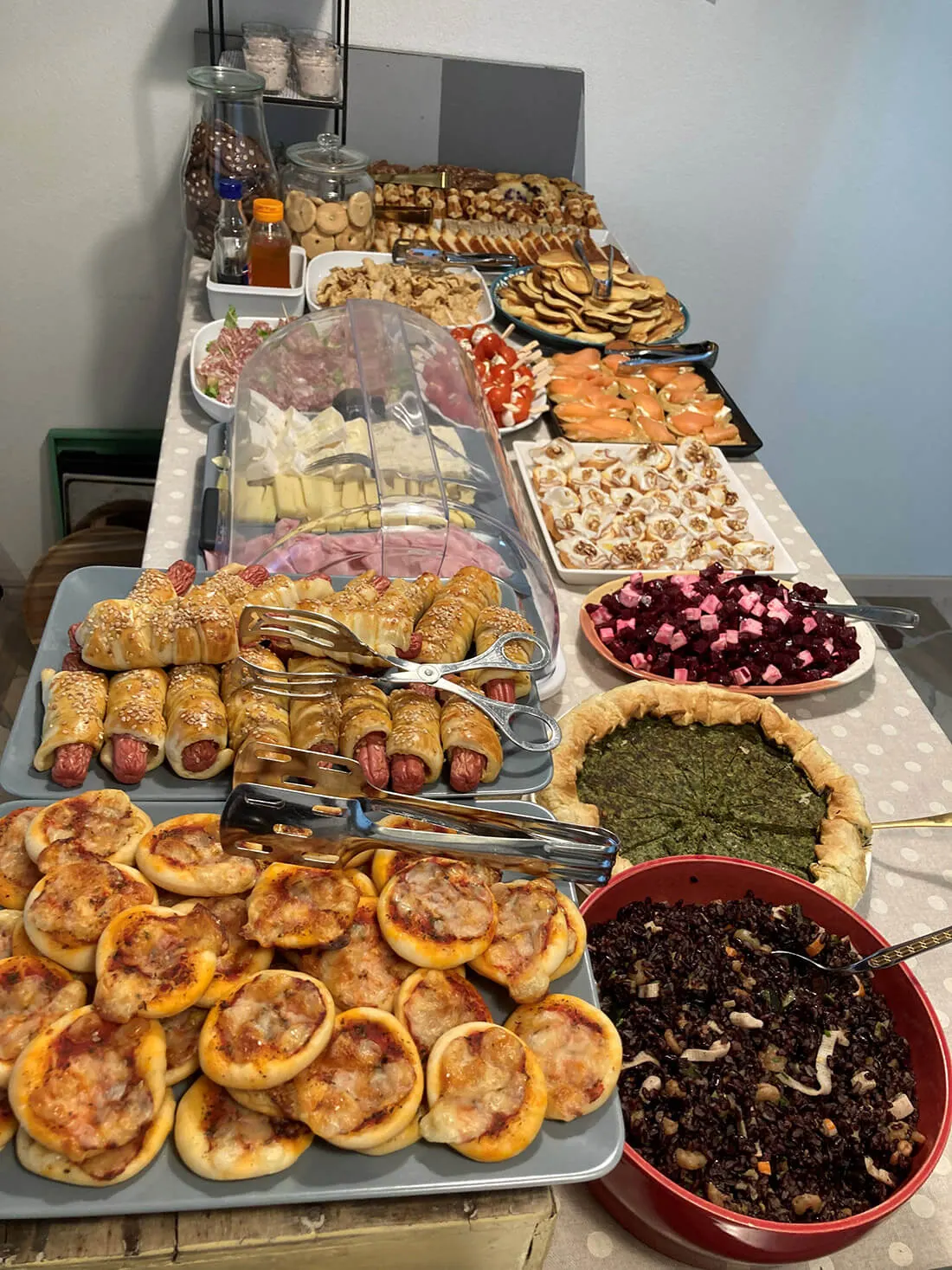 Il buffet del brunch con torte salate e dolci fatti in casa