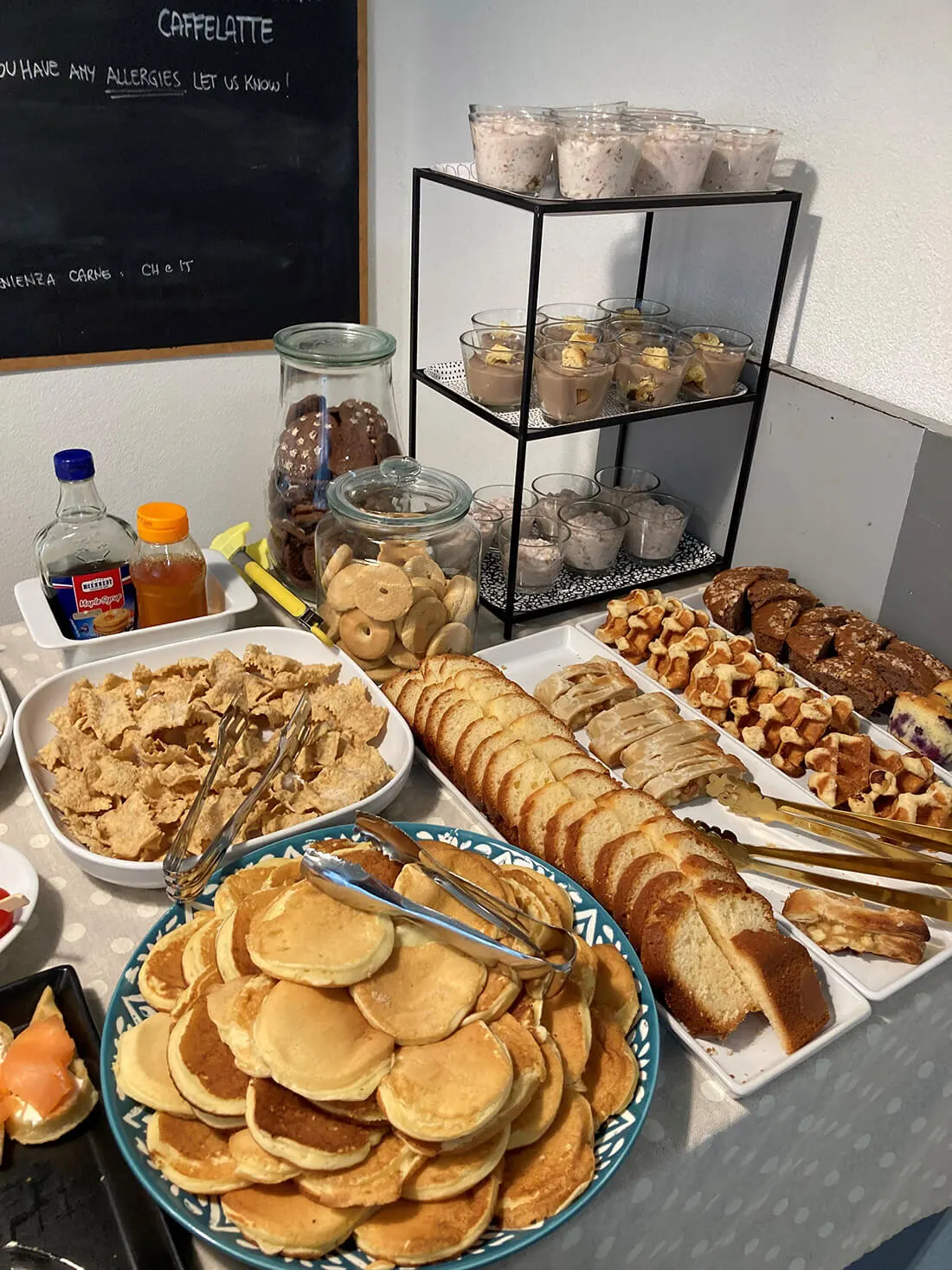Brioche, pancake e torte sul buffet