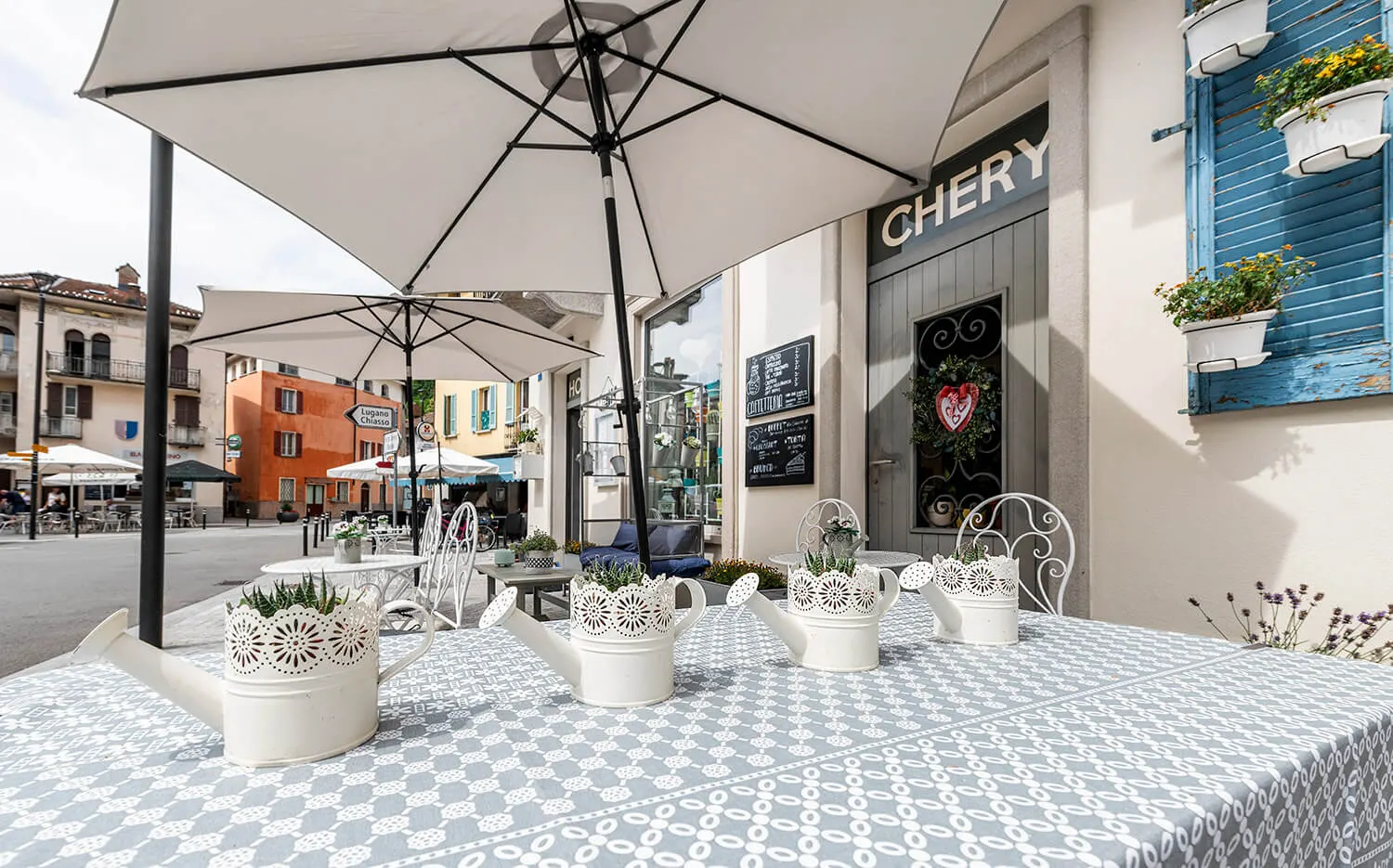 I tavoli all’aperto del Chery sotto gli ombrelloni