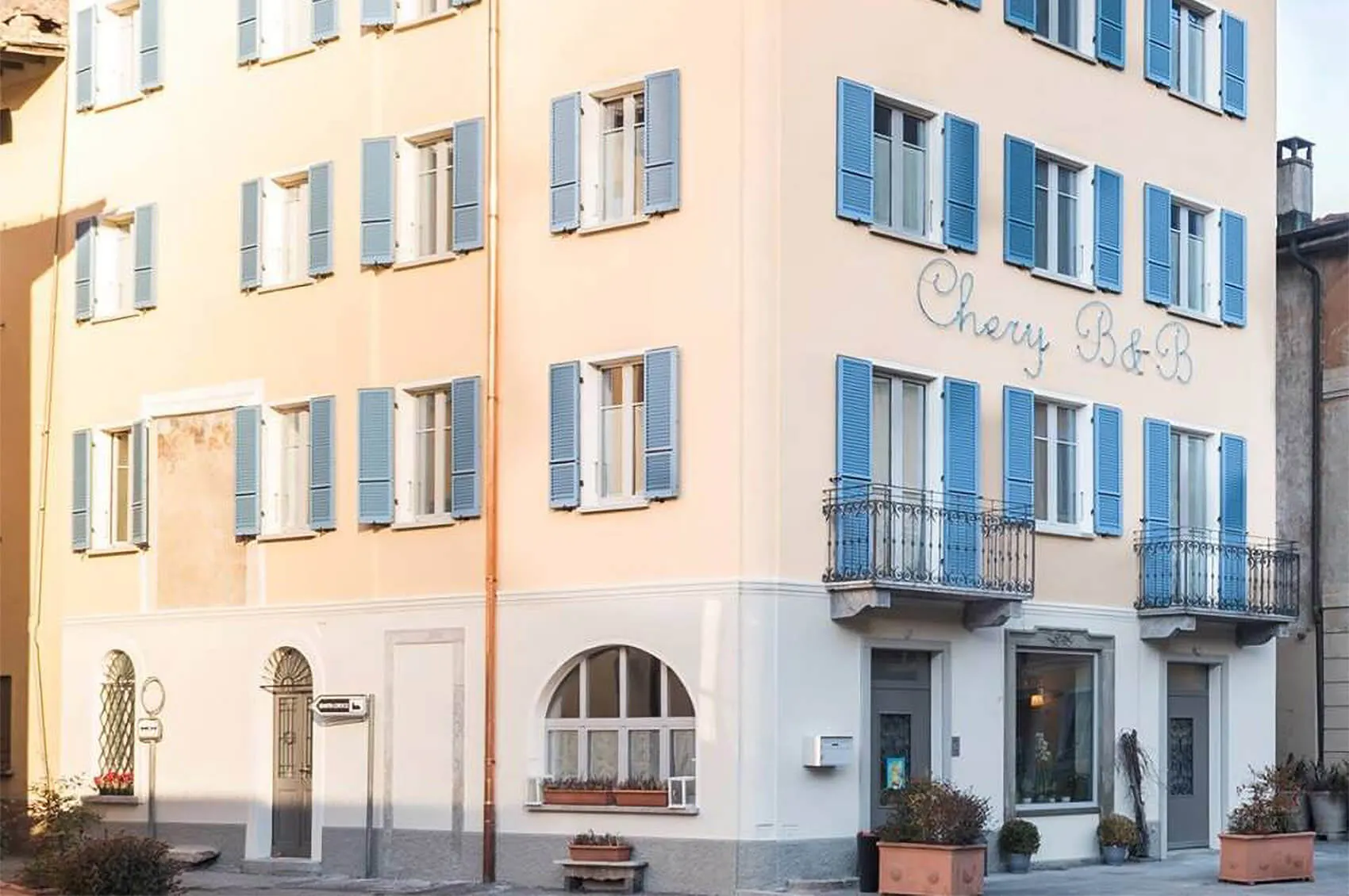 La facciata del Chery con le persiane azzurre e il balcone in ferro battuto