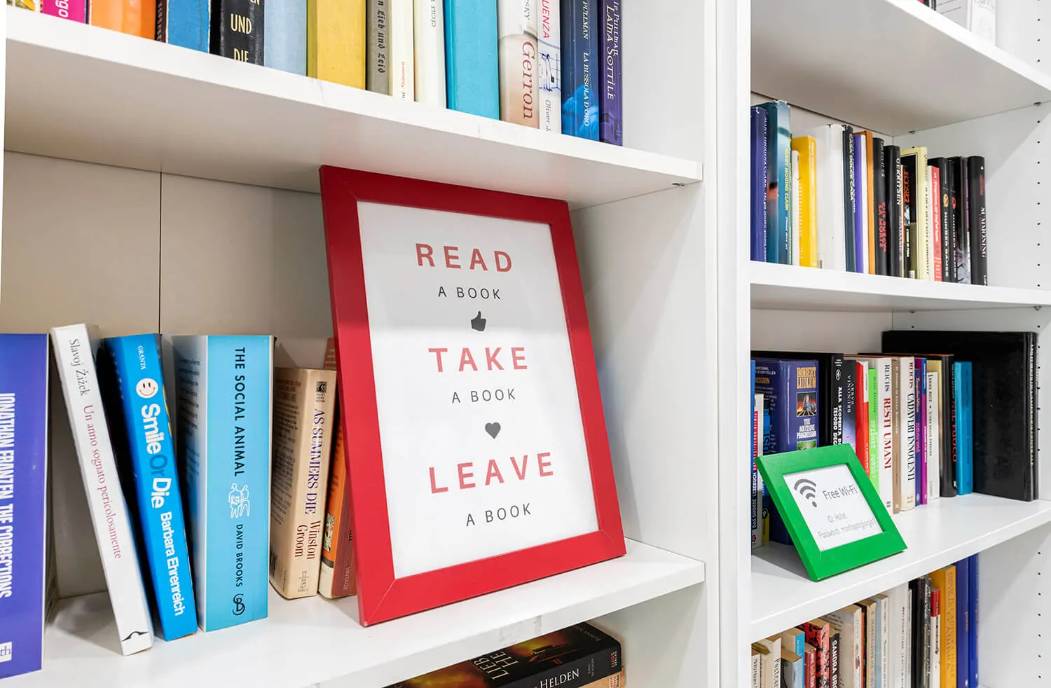 La libreria degli ospiti: read, take, leave