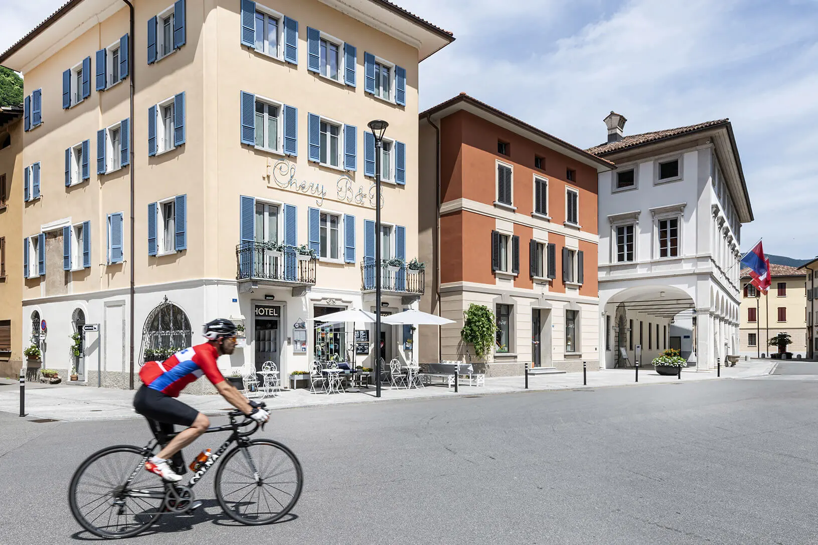 Un ciclista in Piazza Grande davanti al Chery