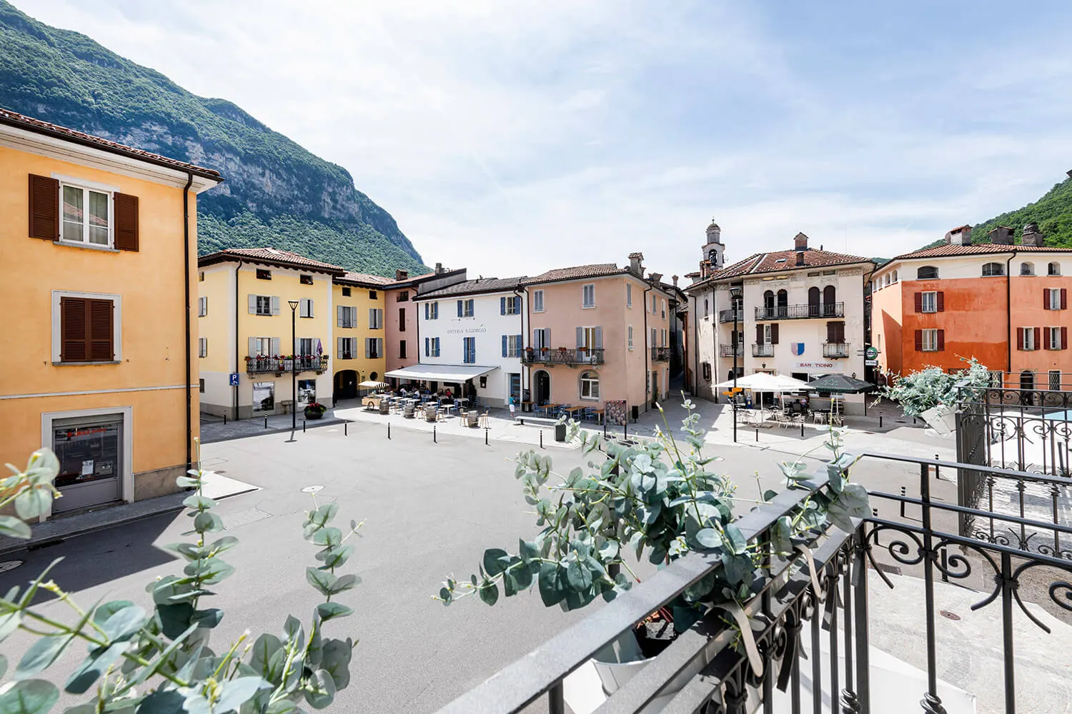 Piazza Grande a Riva San Vitale con le montagne sullo sfondo