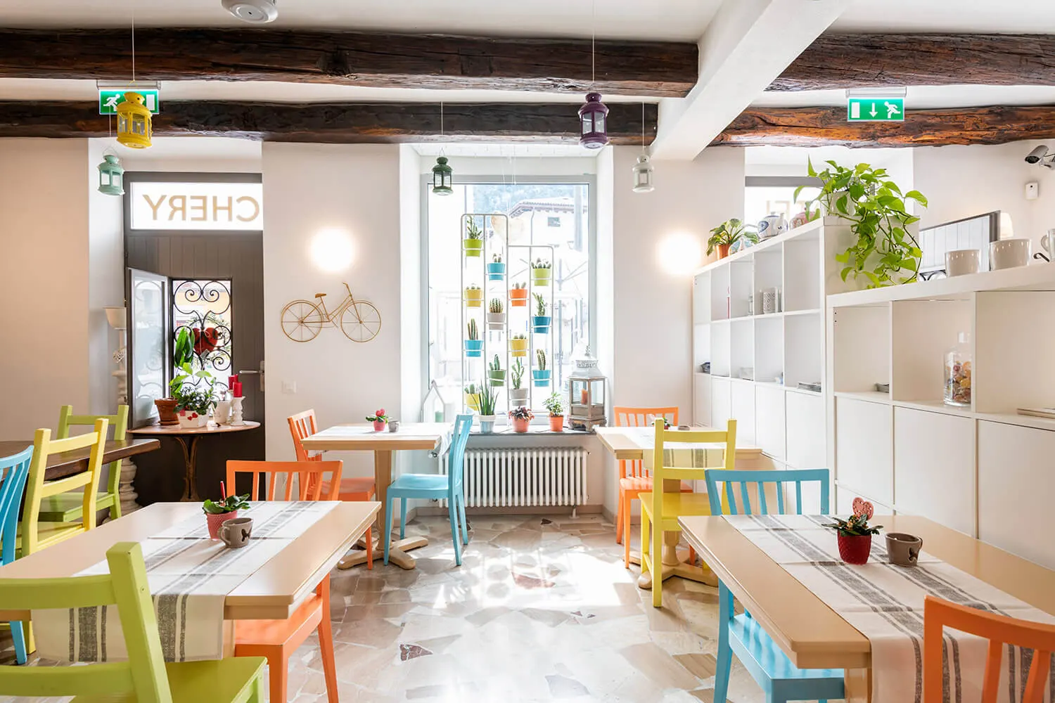 La sala colazioni del Chery con le sedie colorate e le travi a vista