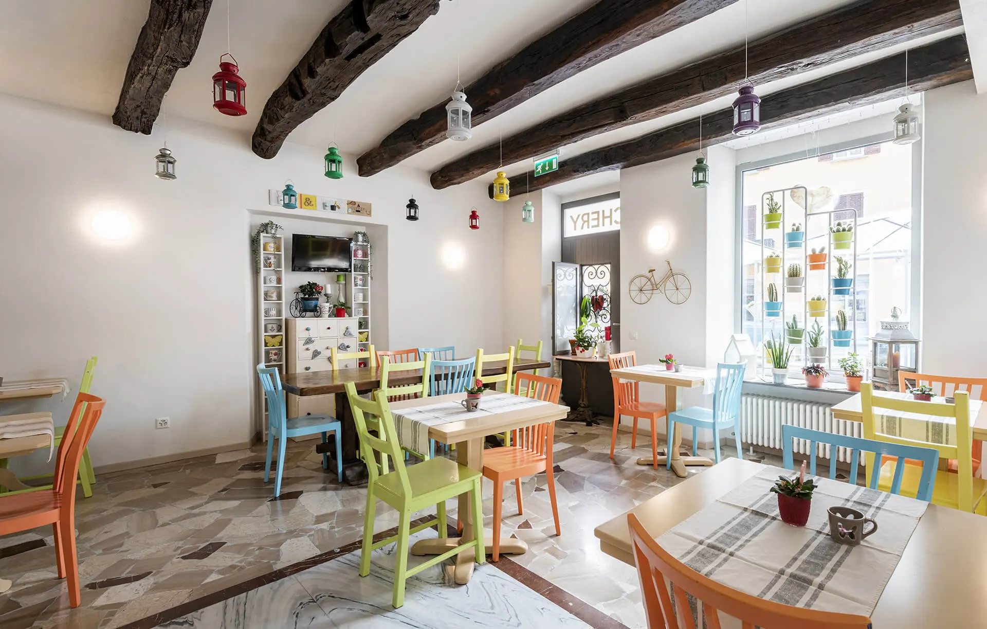 La sala colazioni con le sedie colorate